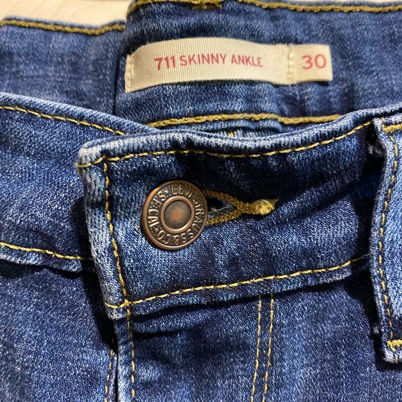 Ladies Levi skinny size 30 - Picture 2 of 3